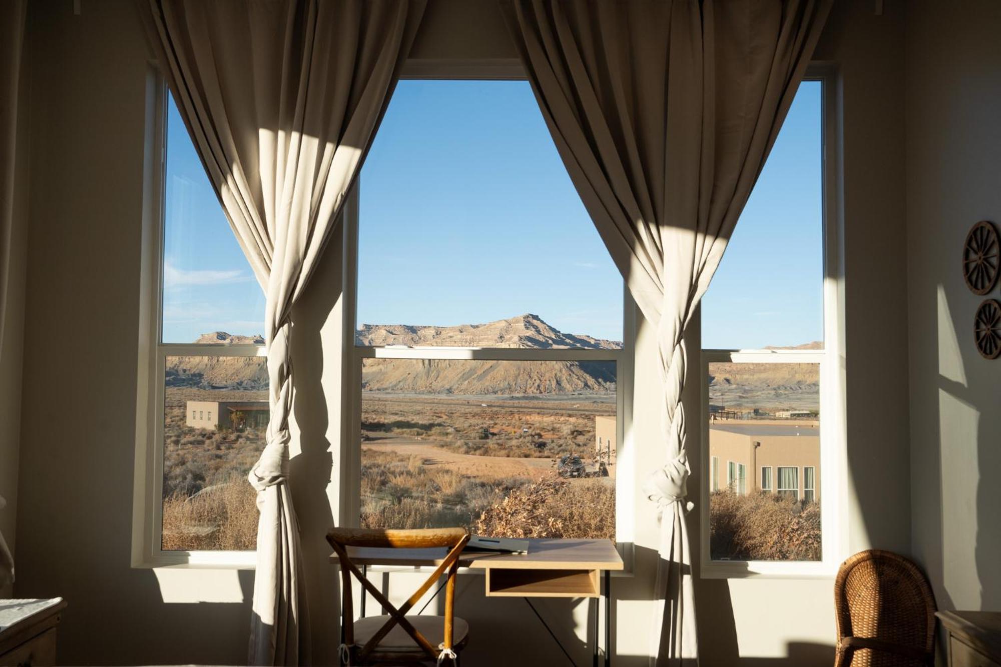 Page Arizona Border Town- Grand Serenity Room With Mesa Views Big Water Eksteriør bilde