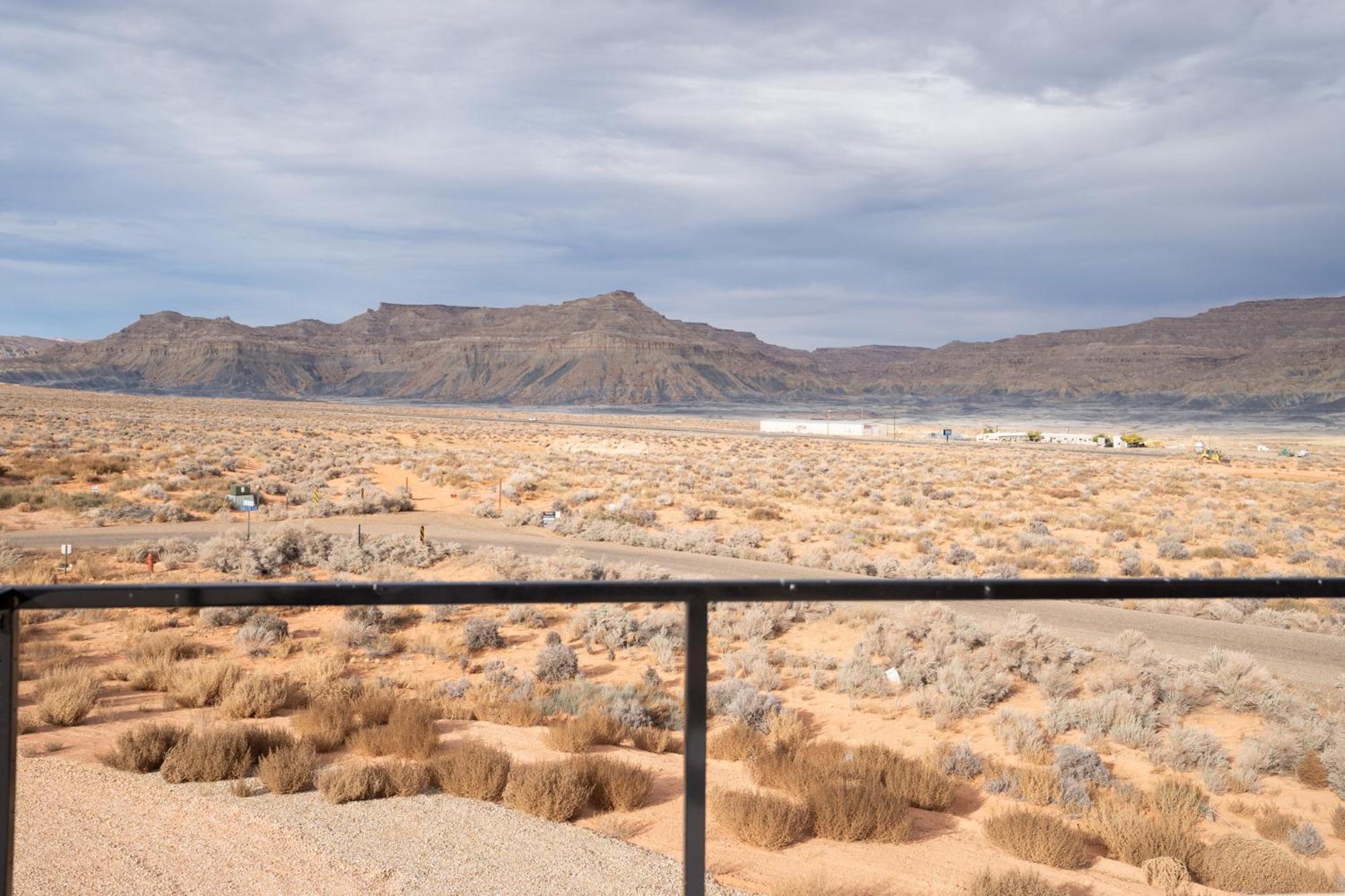 Page Arizona Border Town- Grand Serenity Room With Mesa Views Big Water Eksteriør bilde